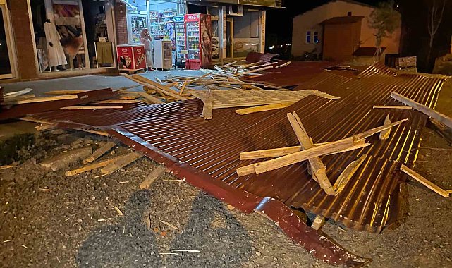 Bingöl'de kuvvetli rüzgar binanın çatısını uçurdu