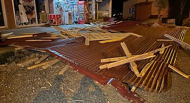 Bingöl'de kuvvetli rüzgar binanın çatısını uçurdu