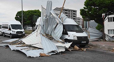 Bitlis'te şiddetli rüzgar çatıları uçurdu