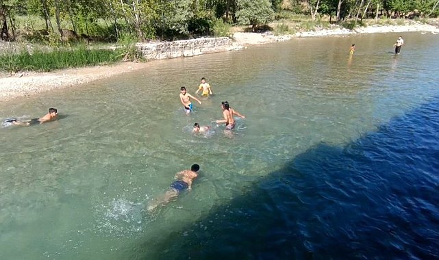 Bu ilçede çocuklar 6 yaşında yüzmeyi öğreniyor