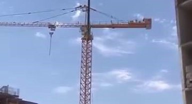 Bu kadarına da pes: Metrelerce yükseklikten iş makinesinin hortumuna tutunarak indi