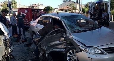 Çekici ile çarpışan otomobil hurdaya döndü: 2 yaralı