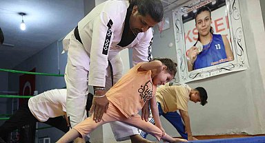 Çocukları kötü alışkanlıklardan uzak tutmak için ücretsiz eğitimler veriyor