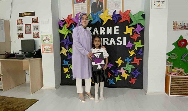 Depremde ailesini kaybeden minik Naz'ın ilk karne heyecanı