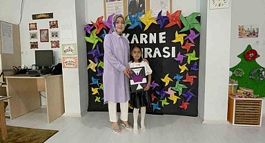 Depremde ailesini kaybeden minik Naz'ın ilk karne heyecanı