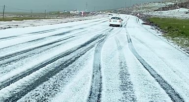 Dolu yağışı sonrası karayolu beyaza büründü
