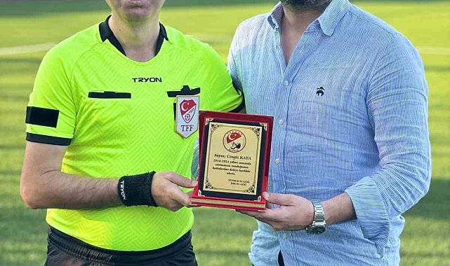 Elazığ futbolunda jübile yapan iki hakeme plaket takdimi