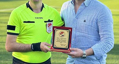 Elazığ futbolunda jübile yapan iki hakeme plaket takdimi
