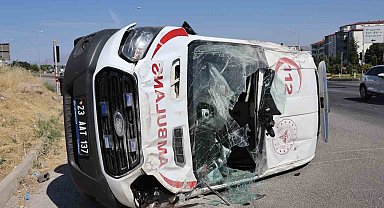 Elazığ'da ambulans takla attı: 5 yaralı