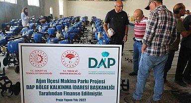 Elazığ'da çiftçilere badem silkeleme ve çapa makinesi dağıtıldı