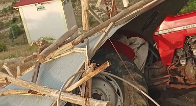 Elazığ'da fırtına evin çatısını uçurdu