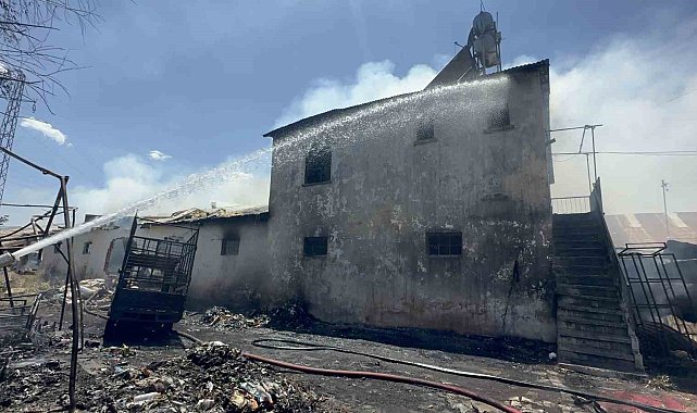 Elazığ'da geri dönüşüm deposunda yangın: Ev, depo ve bir araç kül oldu