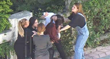 Elazığ'da kızlar saç saça baş başa birbirine girdi, erkekler izledi