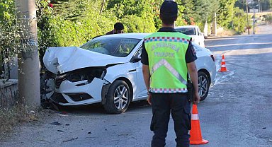 Elazığ'da otomobil beton direğe çarptı: 2 yaralı