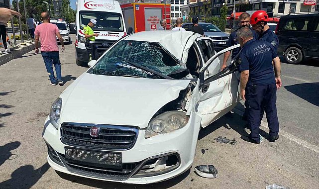 Elazığ'da otomobil tıra çarptı: 3 yaralı