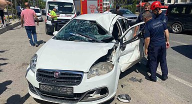 Elazığ'da otomobil tıra çarptı: 3 yaralı