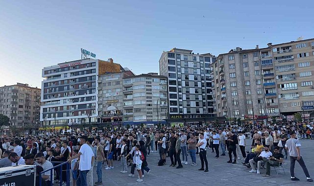 Elazığ'da Türkiye-Portekiz maçı için dev ekran kuruldu