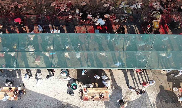 Elazığ'da vatandaşlar kurbanlarını kesti, yoğunluk havadan görüntülendi