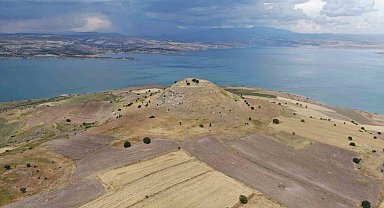 Elazığ'daki höyük manzarası ile dikkat çekiyor