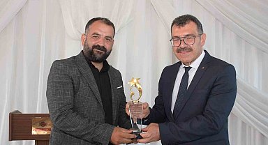 Elazığlı sanatçı yılın en iyi sanatçısı ve müzik bilim insanı ödülüne layık görüldü