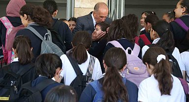 Emekli oldu ama 5 yıldır okulu ilk o açıyor ve öğrencileri kapıda karşılıyor