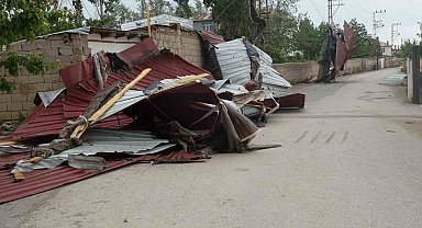 Erciş'te fırtına okulun çatısını uçurdu
