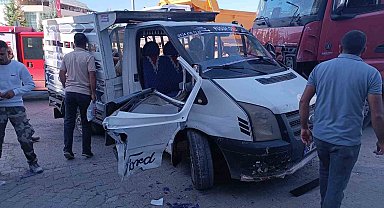 Erciş'te kamyonla kamyonet çarpıştı: 3 yaralı