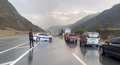 Erzincan - Sivas kara yolu heyelan nedeniyle ulaşıma kapandı