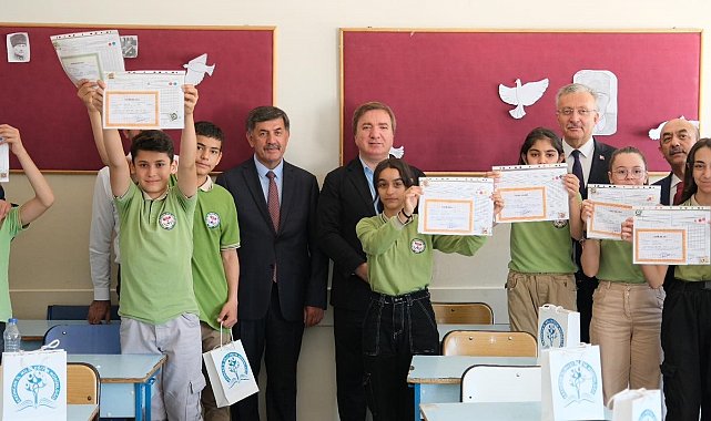 Erzincan'da 44 bin 785 öğrenci karne sevinci yaşadı