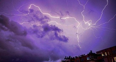 Erzincan'da art arda çakan şimşekler araç kamerasına yansıdı