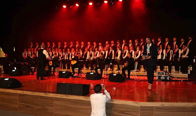Erzincan'da farklı meslek gruplarından insanların bir araya geldiği "Kardeşlik Korosu" ilk konserini verdi