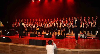 Erzincan'da farklı meslek gruplarından insanların bir araya geldiği "Kardeşlik Korosu" ilk konserini verdi
