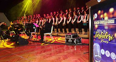 Erzincan'da farklı meslek gruplarından insanların bir araya geldiği "Kardeşlik Korosu" ilk konserini verdi