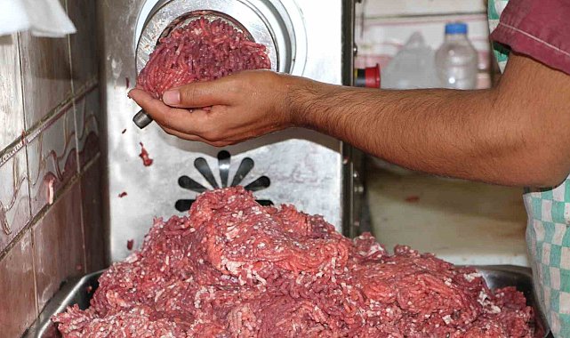 Erzincan'da kasapların kıyma mesaisi
