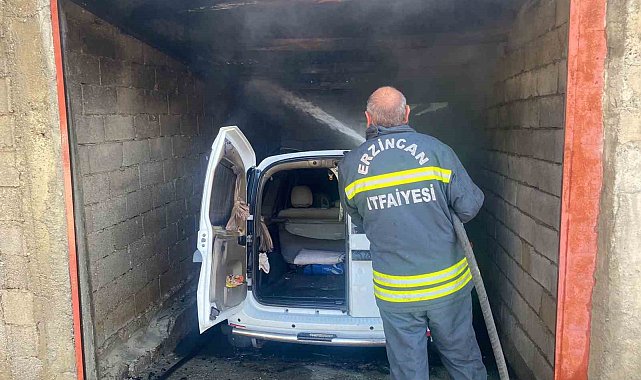 Erzincan'da park halindeki otomobil yandı