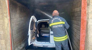 Erzincan'da park halindeki otomobil yandı