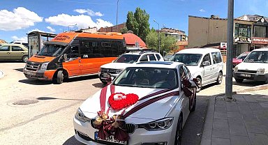 Erzurum'da gelin arabalarında ay-yıldız sevgisi