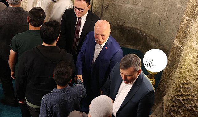 Erzurum'da protokol bayram namazı sonrası Ulu Camii'de vatandaşlarla bayramlaştı