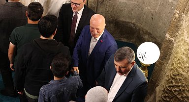 Erzurum'da protokol bayram namazı sonrası Ulu Camii'de vatandaşlarla bayramlaştı