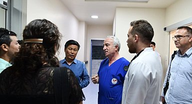 Erzurum'dan kongreye gitti, Bişkek'te Kırgız öğrencinin ameliyatını yaptı