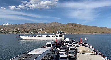 Feribottan baraja atlamıştı, o anlar kameraya yansıdı