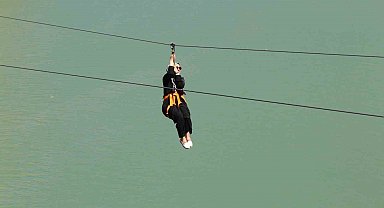 Fırat Nehri'nin muhteşem manzarası eşliğinde yapılan zipline ve tekne turu turistlerin vazgeçilmezi