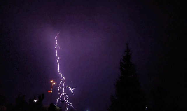 Gecenin karanlığını şimşekler aydınlattı