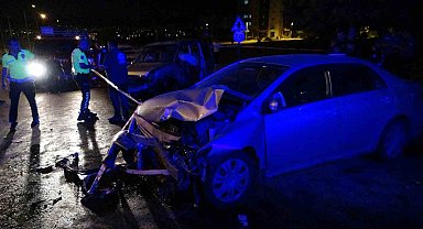 Hafif ticari araç ile otomobil kafa kafaya çarpıştı: 1 ölü, 3 yaralı