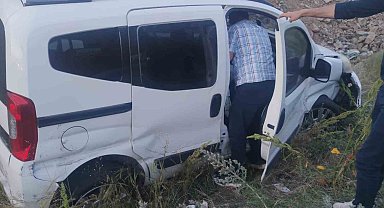 Hafif ticari araç kontrolden çıktı: 1 yaralı