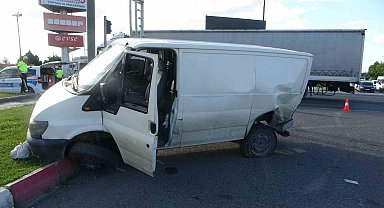 Hafif ticari araçla çarpışan minibüs refüje çıktı: 2 yaralı