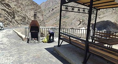 Hakkari-Van karayolu çöplerden temizlendi