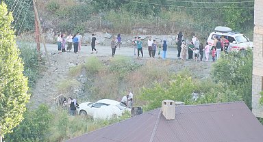 Hakkari'de otomobil kontrolden çıktı: 2 yaralı