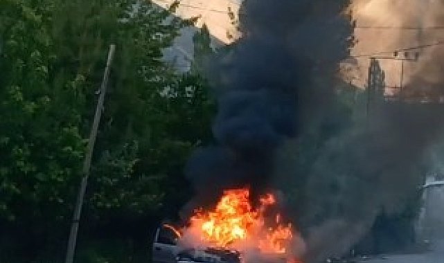 Hakkari'de park halindeki otomobil alev aldı