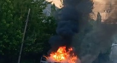 Hakkari'de park halindeki otomobil alev aldı